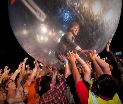 1_flaming_lips_crowd_southbound_wyliepic_1_13_00.png