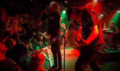 1_frenzal_rhomb_amp_crowd_wyliepic_9_16_07.png