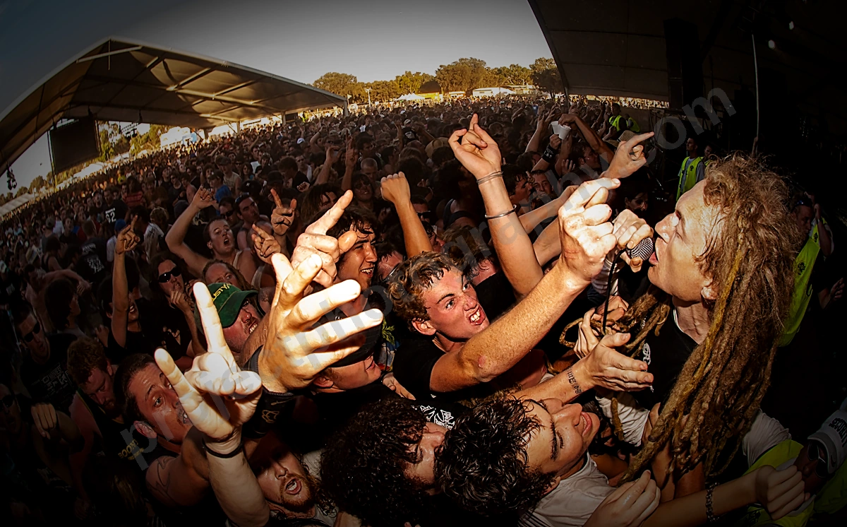 1_frenzal_rhomb_crowd_rollercoaster_wyliepic_1_06_12.png