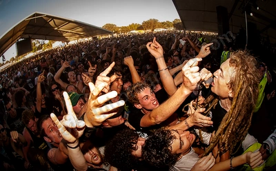 1_frenzal_rhomb_crowd_rollercoaster_wyliepic_1_06_12.png