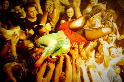 1_grates_crowd_capital_wyliepic_11_11_00.png