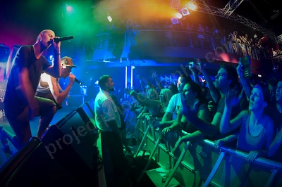 1_hilltop_hoods_crowd_capitol_wyliepic_2_12_00.png