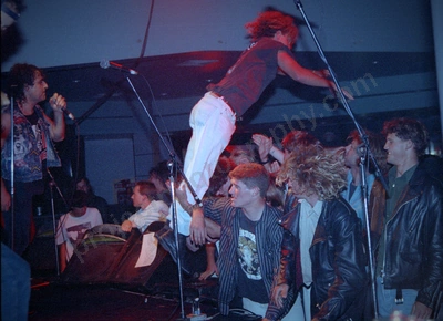 1_hitmen_crowd_142_ozone_wyliepic_1991_03.jpg