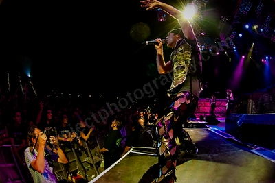 1_iron_maiden_crowd_burswood_wyliepic_2_08_00.png