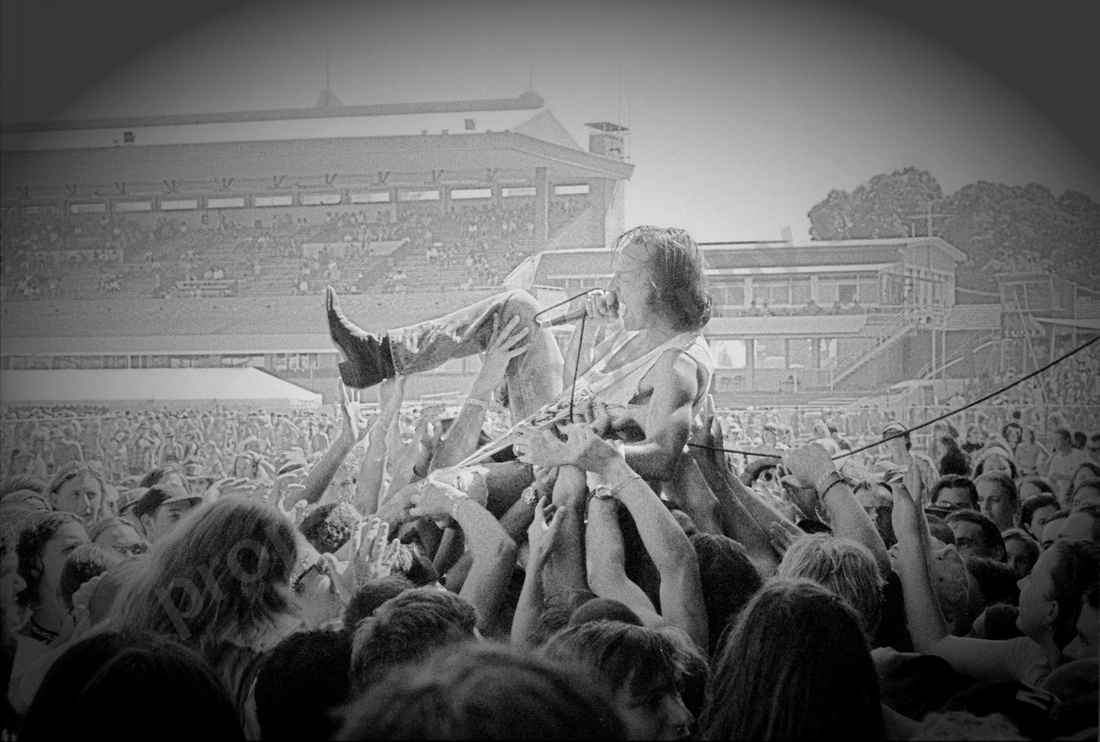1_jesuz_lizzard_crowd_bdo_1409_wyliepic_4_2_96_00.jpg