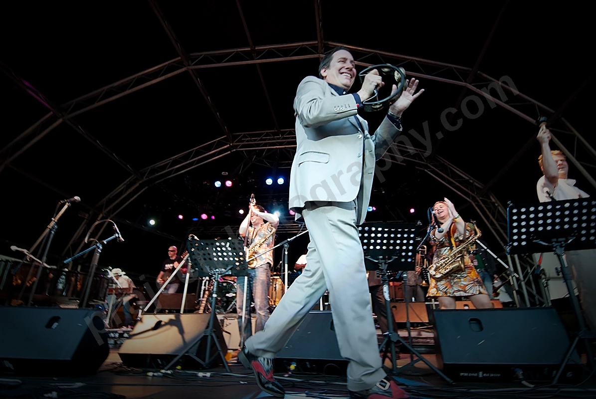 1_jools_holland_band_blues_and_roots_wyliepic_3_08_02.png
