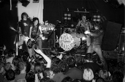 1_magic_dirt_crowd_amp_2100_wyliepic_6_07_00.jpg