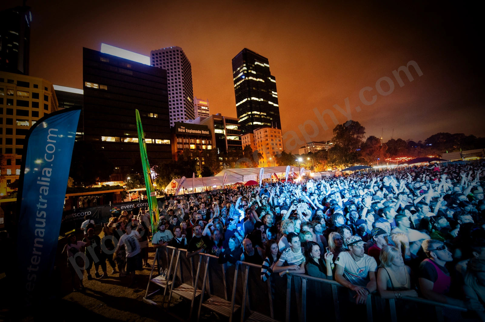 1_movement_crowd_wyliepic_2010_107_1.jpg