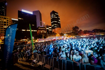 1_movement_crowd_wyliepic_2010_107_1.jpg