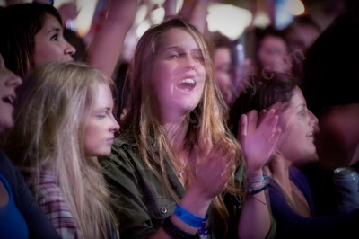 1_movement_girl_in_crowd_wyliepic_2010_04.jpg