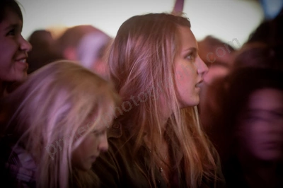 1_movement_girl_in_crowd_wyliepic_2010_05.jpg