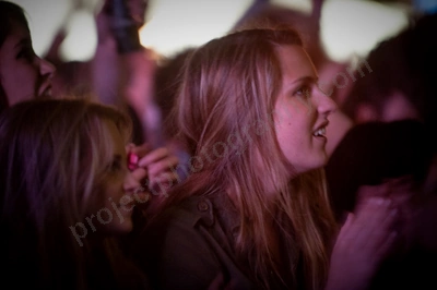 1_movement_girl_in_crowd_wyliepic_2010_06.jpg