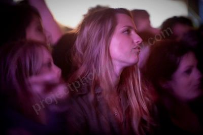 1_movement_girl_in_crowd_wyliepic_2010_08.jpg
