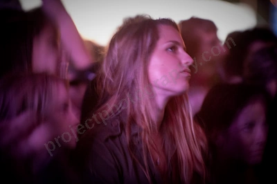 1_movement_girl_in_crowd_wyliepic_2010_09_1.jpg