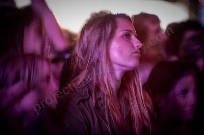 1_movement_girl_in_crowd_wyliepic_2010_09.jpg