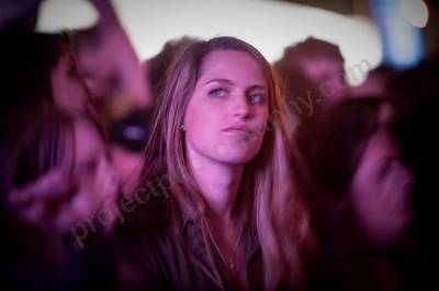 1_movement_girl_in_crowd_wyliepic_2010_10_1.jpg