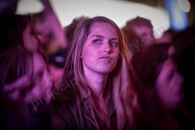 1_movement_girl_in_crowd_wyliepic_2010_10.jpg