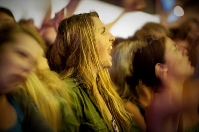 1_movement_girl_in_crowd_wyliepic_2010_28.jpg