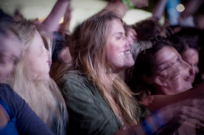 1_movement_girl_in_crowd_wyliepic_2010_29.jpg