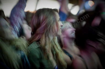 1_movement_girl_in_crowd_wyliepic_2010_30.jpg