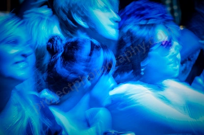 1_movement_girl_in_crowd_wyliepic_2010_41.jpg