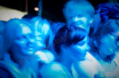 1_movement_girl_in_crowd_wyliepic_2010_43.jpg