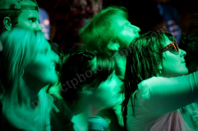 1_movement_girl_in_crowd_wyliepic_2010_52.jpg