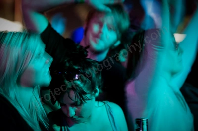 1_movement_girl_in_crowd_wyliepic_2010_55.jpg