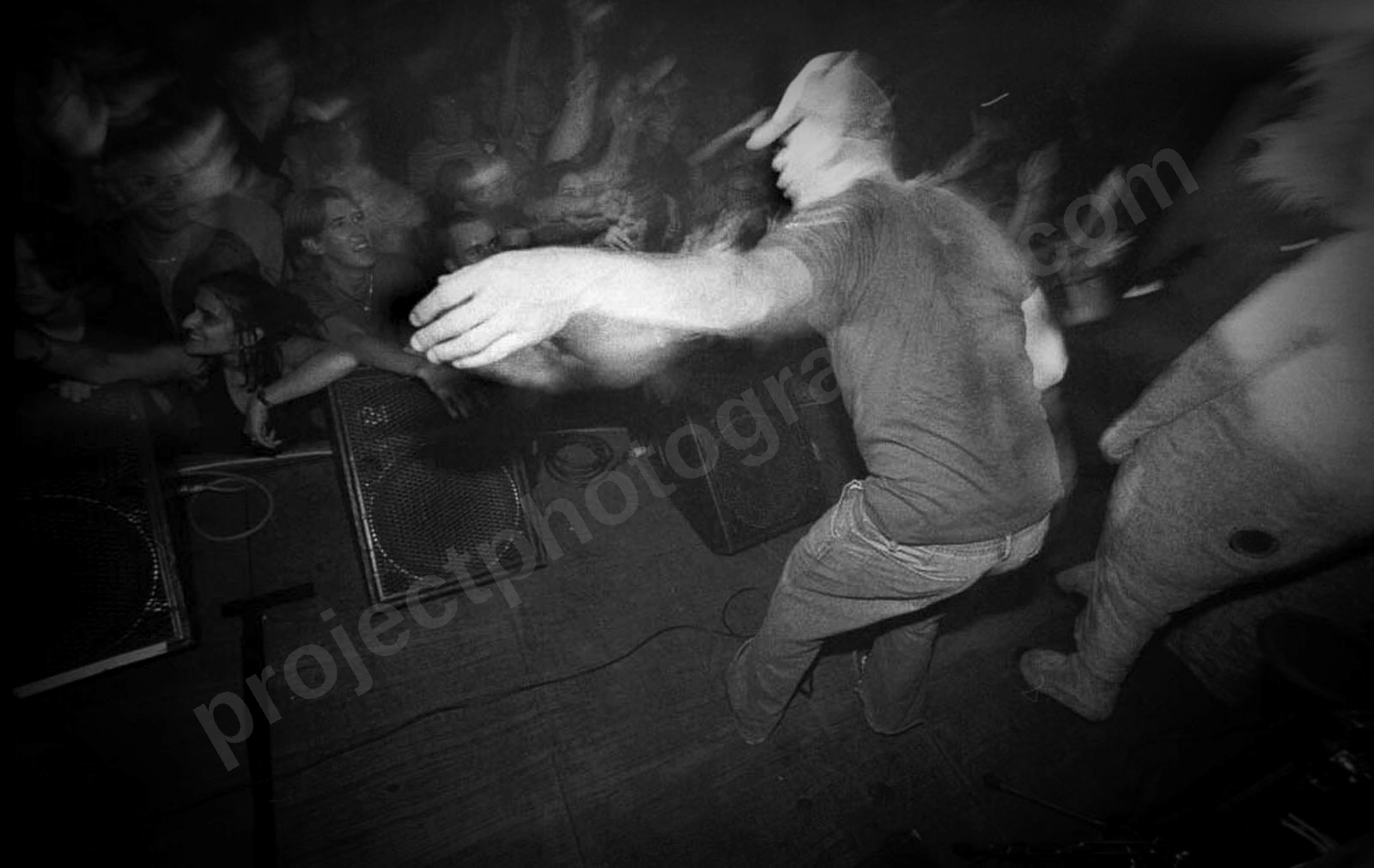 1_sonic_animation_crowd_globe_2094_wyliepic_19_4_02_01.jpg