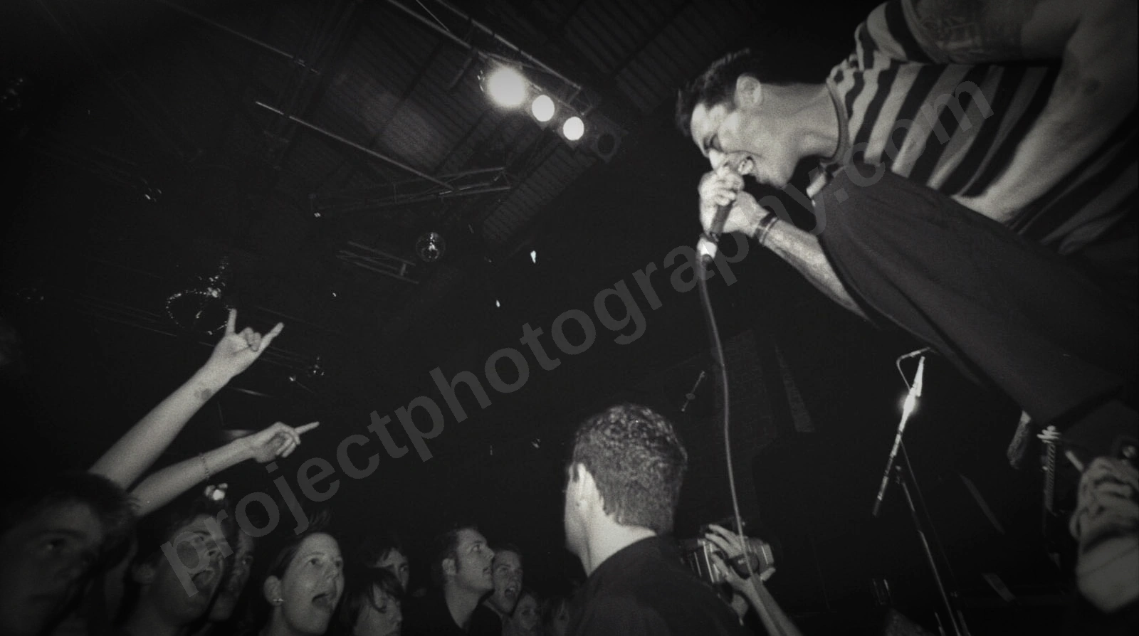 1_strung_out_crowd_2273_wyliepic_9_03_00.jpg