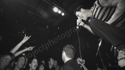 1_strung_out_crowd_2273_wyliepic_9_03_00.jpg