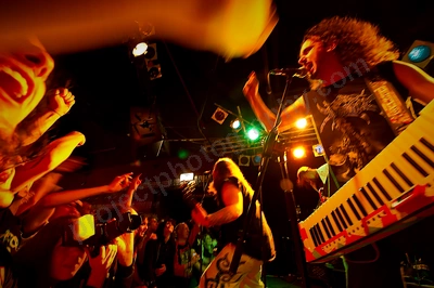 alestorm_crowd_amp_wyliepic_5_11_04.png