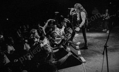 allegiance_crowd_stagediver_berlin_359_wyliepic_10_92_05.jpg