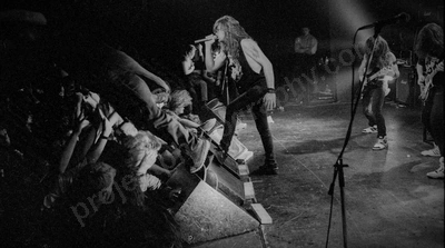 allegiance_crowd_stagediver_berlin_359_wyliepic_10_92_06.jpg