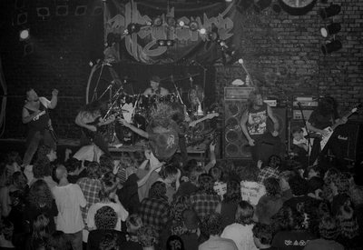 allegiance_crowd_stagediving_berlin_233_wyliepic_92_00.jpg