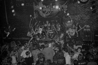 allegiance_crowd_stagediving_berlin_233_wyliepic_92_01.jpg