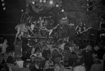 allegiance_crowd_stagediving_berlin_233_wyliepic_92_02.jpg