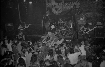 allegiance_crowd_stagediving_berlin_233_wyliepic_92_03.jpg
