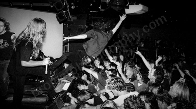 allegiance_crowd_stagediving_club_atlantis_477_wyliepic_4_93_00.jpg
