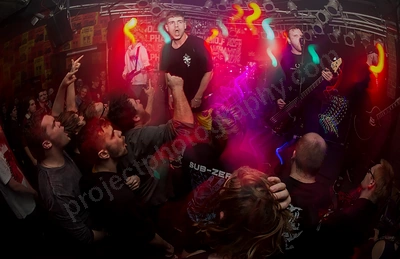 alpha_wolf_crowd_amp_wyliepic_20_7_19_27.png
