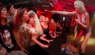 amyl_and_the_sniffers_crowd_rosemount_wyliepic_7_18_05.png