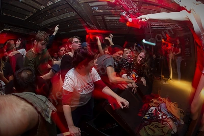 amyl_and_the_sniffers_crowd_rosemount_wyliepic_7_18_06.png