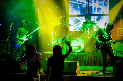 arts_martial_crowd_wf_bar_120_wyliepic_2_12_03.png