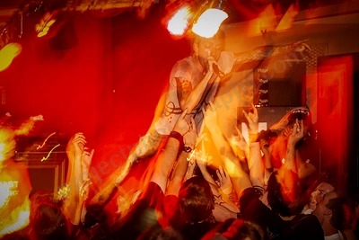 autum_to_ashes_crowd_rosemount_12_06_00.png