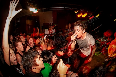 autum_to_ashes_crowd_rosemount_12_06_01.png