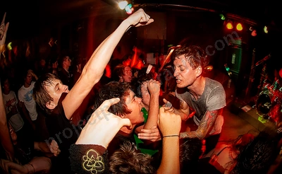 autum_to_ashes_crowd_rosemount_12_06_02.png
