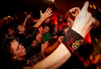 autum_to_ashes_crowd_rosemount_12_06_03.png