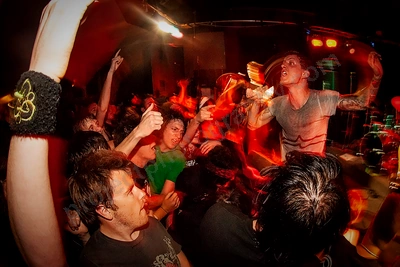 autum_to_ashes_crowd_rosemount_12_06_04.png