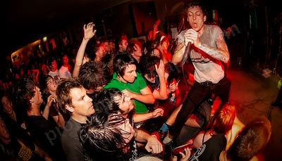 autum_to_ashes_crowd_rosemount_12_06_05.png