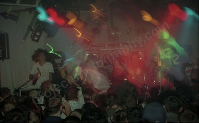 avalanches_crowd_amp_1934_wyliepic_7_10_02.jpg